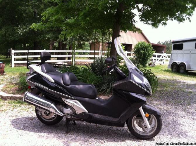 2002 Honda Silverwing 600 cc scooter