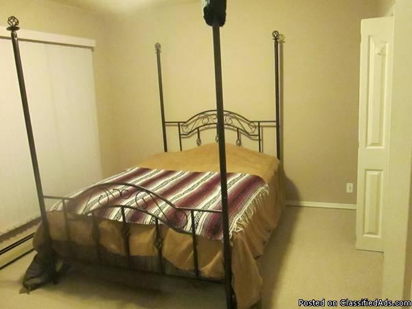 $500 Spacious bedroom for rent for short term sub lease (Oak & 49th)