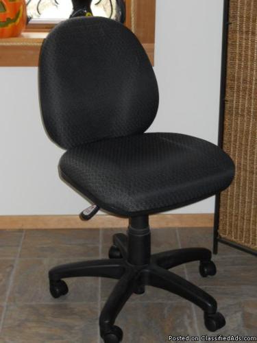 Desk Chair, Cloth Type on Rollers - (Delta Junction) - Price: 35.00