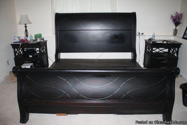 King-size sleigh bed - Price: $400