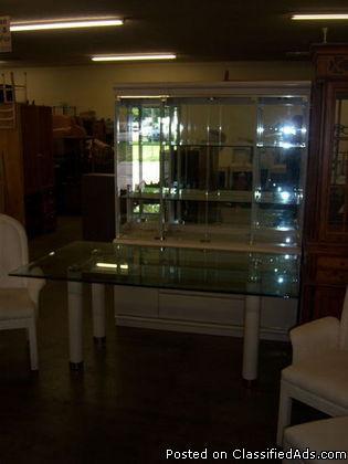 MUST SEE.....Broyhill Dining Table and Hutch - Price: 499