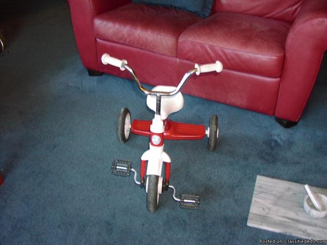 Red Radio Flyer tricycle - fantastic! - Price: 30