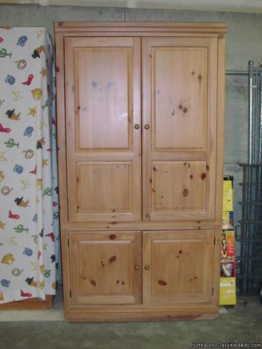 Thomasville solid pine armoire in fantastic condition - Price: 675