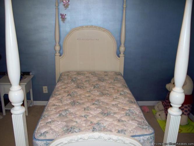 Twin bed, White 4 post bed, complete with mattress and boxspring - Price: $199.00