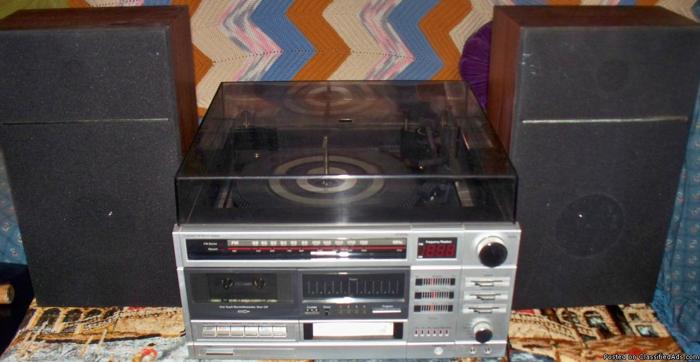 Vintage JCPenney Stereo,Radio-8Trk-Cassette-Record Player,Spkrs (w/ Free 8 Track Tapes)