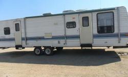 Up for auction is a 1993 Gulf Stream Innsbruck I35FLS bumper style camper&nbsp;sold strictly by bid via online auction.&nbsp; Register to bid at recreationalsalvage.com.&nbsp; On the front of this unit are some stains and it is faded. Towards the top