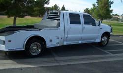 Here is a 1999 Ford F550 Western Hauler Crew Cab , 6 speed manual with the 7.3 powerstroke motor. Clear title. The truck has 258117 miles on the truck.
The exterior white and the paint still shows well and is glossy. The interior of the truck is the