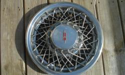 (1) Vintage original used Olds 1985-92 spoke hub cap.
GOOD condition,some scratches and a curb dent.
&nbsp;
IF THIS IS NOT WHAT YOU ARE LOOKING FOR BUT YOU ARE IN NEED OF A DIFFERENT&nbsp;HUBCAP/WHEEL COVER&nbsp;CONTACT ME,I HAVE MANY USED DIFFERENT
