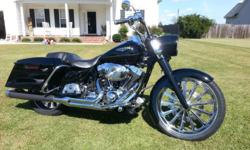 2005 Harley-Davidson Touring Roadking&nbsp; lots of extras Black 21. More info: mikkaaled65@hotmail.com
&nbsp;