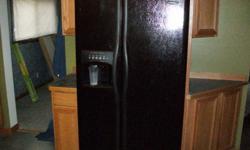 2006 Frigidaire refrigerator freezer side by side
ice maker
color black
like new
moving must sell