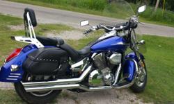 2006 Honda VTX 1300R
condition: like new
engine displacement (CC): 1300
fuel: gas
odometer: 8743
paint color: blue
title status: clean
transmission: manual
Beautiful Bike
Low miles only 8700.
Adult owned
Tons of upgrades and garage kept.
Honda line hard