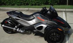 Amazing 2011 Can Am Spyder Sm5 RSS with 1900 actual miles.
&nbsp;