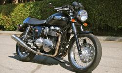 2013 Triumph Thruxton Special. Only 136 miles. Excellent condition!!! Runs great!!! Fuelling is controlled by a sophisticated computer programmed management system for clean emissions and a smooth, predictable throttle response. Fitted with 41mm forks and