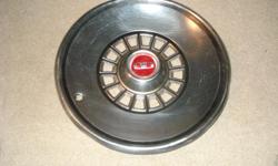 THIS IS A HUBCAP FOR A 1979-1982 LTD, 1983 CROWN VICTORIA.
THIS IS A FACTORY ORIGINAL HUBCAP WITH ALL ITS CLIPS INTACT FOR AN EASY & SECURE FIT .
Fits a =&nbsp;LTD 1977 1978 1979 1980 1981 1982 1983 possibly more
&nbsp;