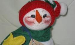 Annalee Snowman Snowboarding, green scarf, yellow mittens, red hat
approximately 7" tall
2000
comes with hang tag
there is no Annalee box or bag
pre-owned in great condition from a personal collection
If you are interested and not in the immediate area,