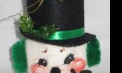 1991 Snowman Head
3 1/2" high
there is no Annalee box or bag
Missing berries for the holly on the hat
Otherwise in great condition from a personal collection
Comes with hang tag with code number 7830
If you are interested and not in the immediate area,