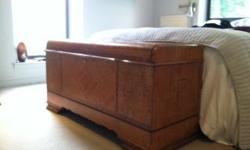 Beautiful Deco Lane Cedar chest with lined shelf from around 1946. Stamped Lane inside.&nbsp; Overall in good condition.&nbsp; Some wear with age.&nbsp;
Dimensions: H 24" x W 47" x D 20"