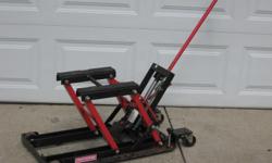 This jack will lift up 1,500 lbs and go's up to 17'' high&nbsp; has a removeable T-handle and swivel locking wheels