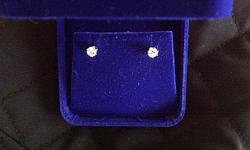 1 SET DIAMOND EAR STUDS IN 6 PRONG MOUNTINGS.
1/2 CARAT TOTAL WEIGHT
GOOD COLOR IN BLUE VELVET BOX
WELL WORTH THE MONEY.&nbsp;&nbsp; JEWELER CAN CONFIRM QUALITY.
BEEN IN SAFE SINCE 1987
PICTURES DOES NOT DO JUSTICE
&nbsp;
SERIOUS INQUIRIES ONLY
&nbsp;