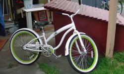 Diamondback Devine women's cruiser bike in great condition. Green and white with original aluminum rust-proof rims. Retails for over $300 when new.