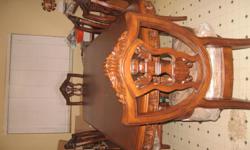 nice dinning table set, with 6 chairs.
