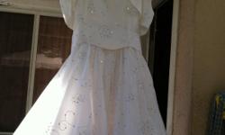 A WHITE BEAUTIFUL NEW FIRST COMMUNION IN GOOD CONDITIONS WE CA RANGE THE OFFER CALL AT 323-979-1087 I HAVE TWO SIZE&nbsp;17/18&nbsp;