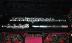 Silver Open hole Flute Hard Case New Pink carrying Case.
Good Condition