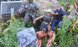 *~*This is a Nice Group
Of Military Men. The one in blacks clothes are in bad need of
repair, and one foot has been glued on him, but all the rest
is great. They are Similar to GI JOE one or two of them might even
be GI JOES I do not know for Sure. They