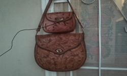 &nbsp;&nbsp;B&nbsp;&nbsp;&nbsp;&nbsp;&nbsp;&nbsp;eautiful vintage hand tooled and made set. Leather handbag with wallet sized to match.
