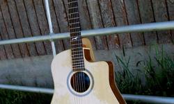 Lightly used,&nbsp;mint condition Artist Series Protrait Cutaway. Really nice built, awesome Sitka Spruce top, Mahogoney back sides, short scale for ease of playing.
Includes Fort case
Great Buy clear tone.