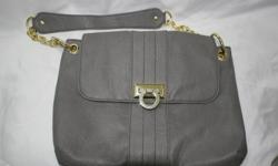 Gery shoulderbag with goldtone chain links and buckle.