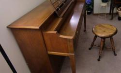 This is a vintage spinet Kimball piano in good condition.&nbsp; It needs tuned, the cabinate is in good condition.&nbsp; This piano plays nicely and would be great for someone who is learning how to play piano.&nbsp;
&nbsp;
My daughter is graduating from