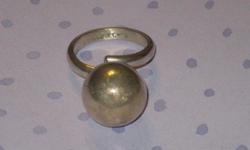 Sphere Silver 925 Bell Ring adj size
925 hallmark
adjustable
new&nbsp; - retro
ball is about 1/2 inch high and has a jingle bell inside - very unique
contact me by email
Please visit the following Ebay sellers for other great items: