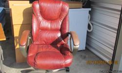 LARGE BACK LEATHER CHAIR.
ONE ARM MATERIAL SHEDDED
ROLLS GOOD