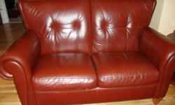 Leather 3 seats sofa and a loveseat assorted, Jaymar Brand.
Like new, no dammages or cuts. In perfect condition. Paid 4400$.
Dimension 90''x39'' and 67''x39''.