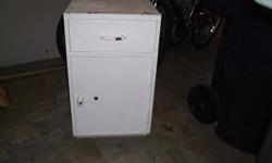 ALL METAL SAFE WITH LOCKING DOOR.
INTERIOR COMPARTMENT HAS LARGE STORAGE DRAWER AND LARGE INTERIOR FOR STORAGE OF LARGE ITEMS
ASKING $19.00
E MAIL JOSEPHMERCURIO@COMCAST.NET
