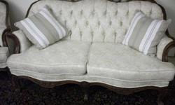 QUEEN ANN STYLE LOVESEAT & CHAIR LIKE NEW.
BOTH OF THEM FOR 275.00