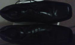 Pair men dress shoes by Bill Blass .Black size 9 ,in good condition .only worn once
