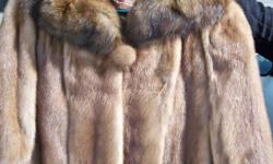 Glamorous vintage 1990's mink fur broadways's stole cape.
Soft and glistening silver plush fur with long silky "GUARD HAIRS.
GREAT CROPPED STYLE WITH SHORT COLLAR AND HOOP CLOSURE.
BUST FIT MEDIEM MISSES.
GRAY SATIN LINED.
Fur in great vintage condition