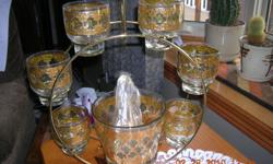 6 Gold Patterned Europaen Mix Drink Glasses (new) with matching Ice Bucket and Thongs on
a round like Wheel Stand . Very fancy looking ! See Picture
$ 40.00 firm
Buyer pay's shipping !!