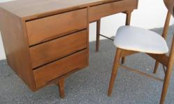 Modern vintage (1964) desk and chair. Not beat, fantastic shape, fine finish, all dove tail drawers, hard wood construction.Not made this well any more. It is worth taking a look at it if you want a beautiful piece of furniture
Chino/Corona area
