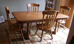 Nice oak Dinette Set &nbsp;6 chairs and large table with leaf...............Very nice No marks on top......Heavy Duty.