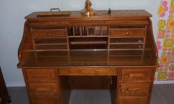 Beautiful oak roll top desk. Originally retailed for over $400.
Located in Aurora. --