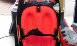 Obrien Knee Board with retractable fins on bottom. NO TEARS in padding at all, good used condition. Pick up only from 77084 area.