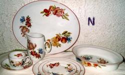 N.- 1 SET OF ENGLISH "ROYAL WORCESTER" PORCELAIN.
26-piece Dinnerware Set for 4 persons: Dishwasher safe, white color & dashing gold rim with pattern of fruits & flowers inspired by the orchards from near Worcester, England. Each piece highly collectible.