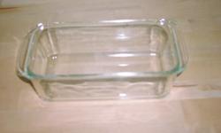 Pyrex #213 1.5-quart loaf pan in very good condition. Has a small chip on inside top of loaf pan. Inside dimensions are 8.5 x 4.5 x 2.75 inches.