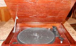 Thomas collectors edition record player,dark cherry wood with 100 record33's. in very good condition, always kept inside non smoking home.Collection consists from Ray Charles, Elvis,Floyd Cramer, Ronnie Milsap,Kanas,Larry Gatlin,David Frizzell &Shelly