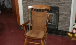 ROCKING CHAIR IN EXECLLENT CONDITION
