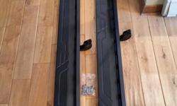 Genuine Toyota PT212-35053&nbsp;Black skid-resistant running boards.
Factory, not after-market.
3 months old. &nbsp;I bought them & had them installed by Bighorn Toyota for my husband in January, but he doesn't want them.
The brackets are on. Comes with