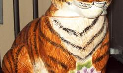 BEAUTIFUL TIGER COOKIE JAR
Sakuria Brand, Stephanie Stouffer design.
Hand painted surface, hand wash only. NOT FOR DISHWASHER
11 1/2" high by 7" wide.
Used for display only, never used. No chips, shiny condition!
PICK UP ONLY. Will not ship and risk